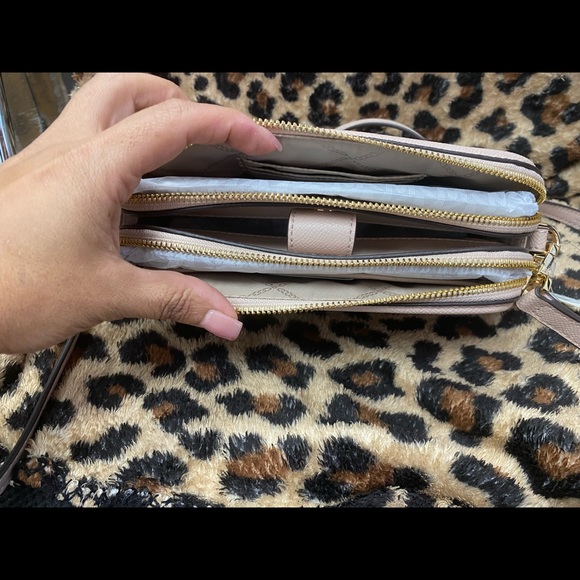 Brand new Michael kors light pink crossbody - Picture 3 of 6